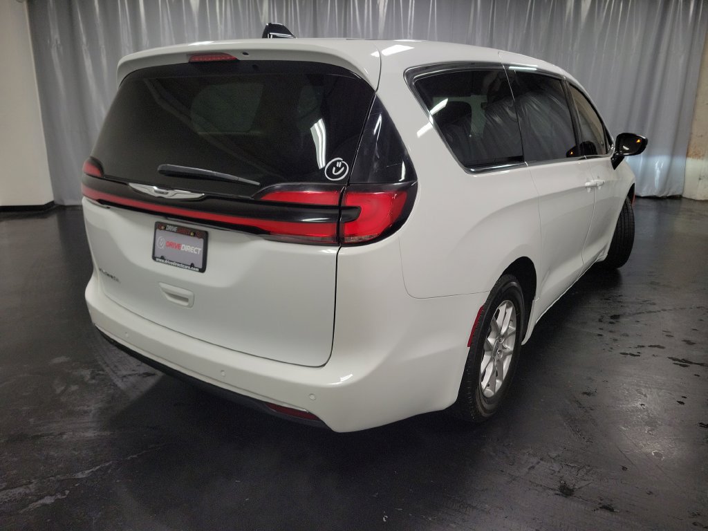 Used 2024 Chrysler Pacifica Touring-L FWD image 8