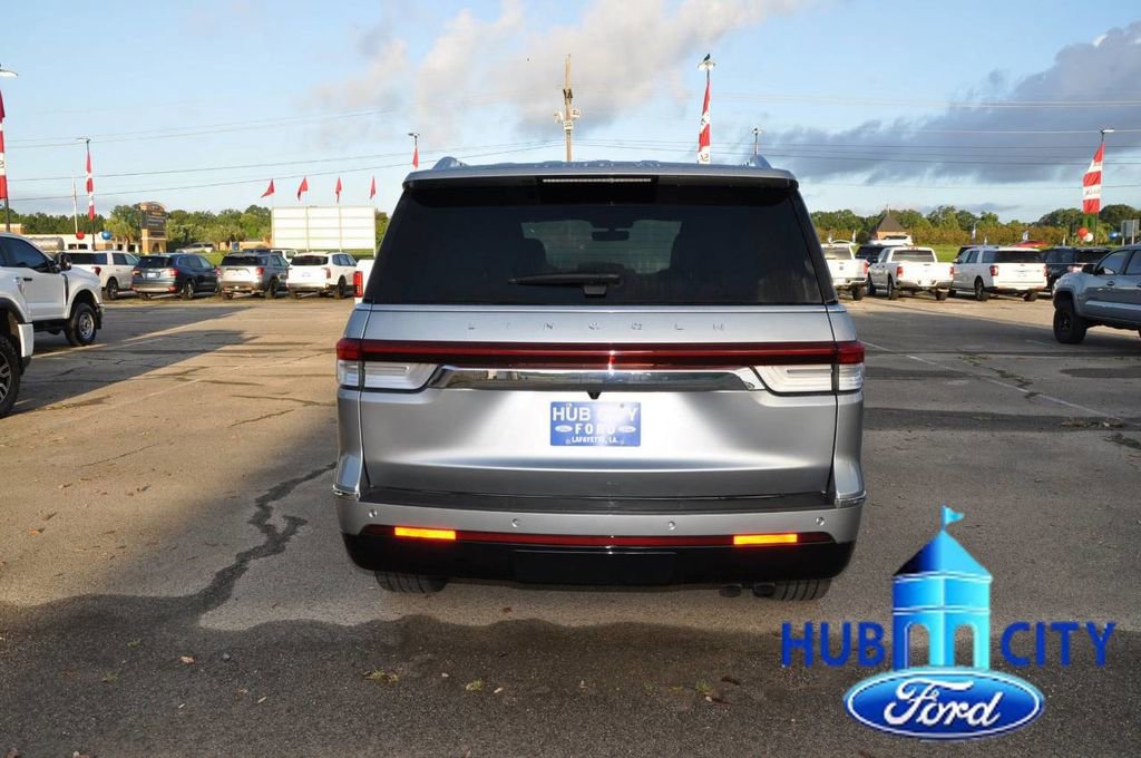 Used 2023 Lincoln Navigator Reserve image 4