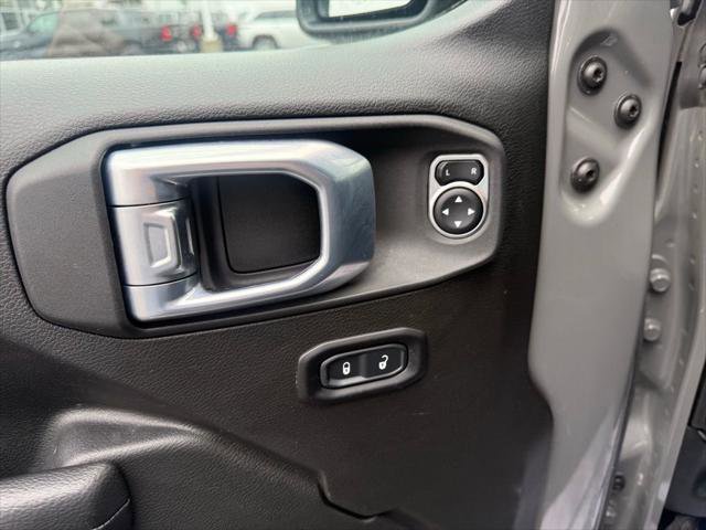 Certified 2022 Jeep Gladiator Sport AWD/4WD image 8