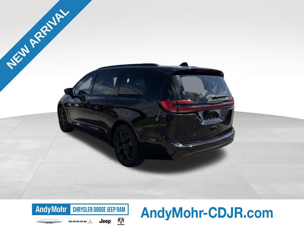 Used 2024 Chrysler Pacifica Touring-L w/ Uconnect Theater Family Group FWD image 4