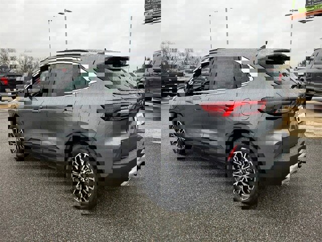 New 2025 Ford Escape SE w/ Class II Trailer Tow Package image 9
