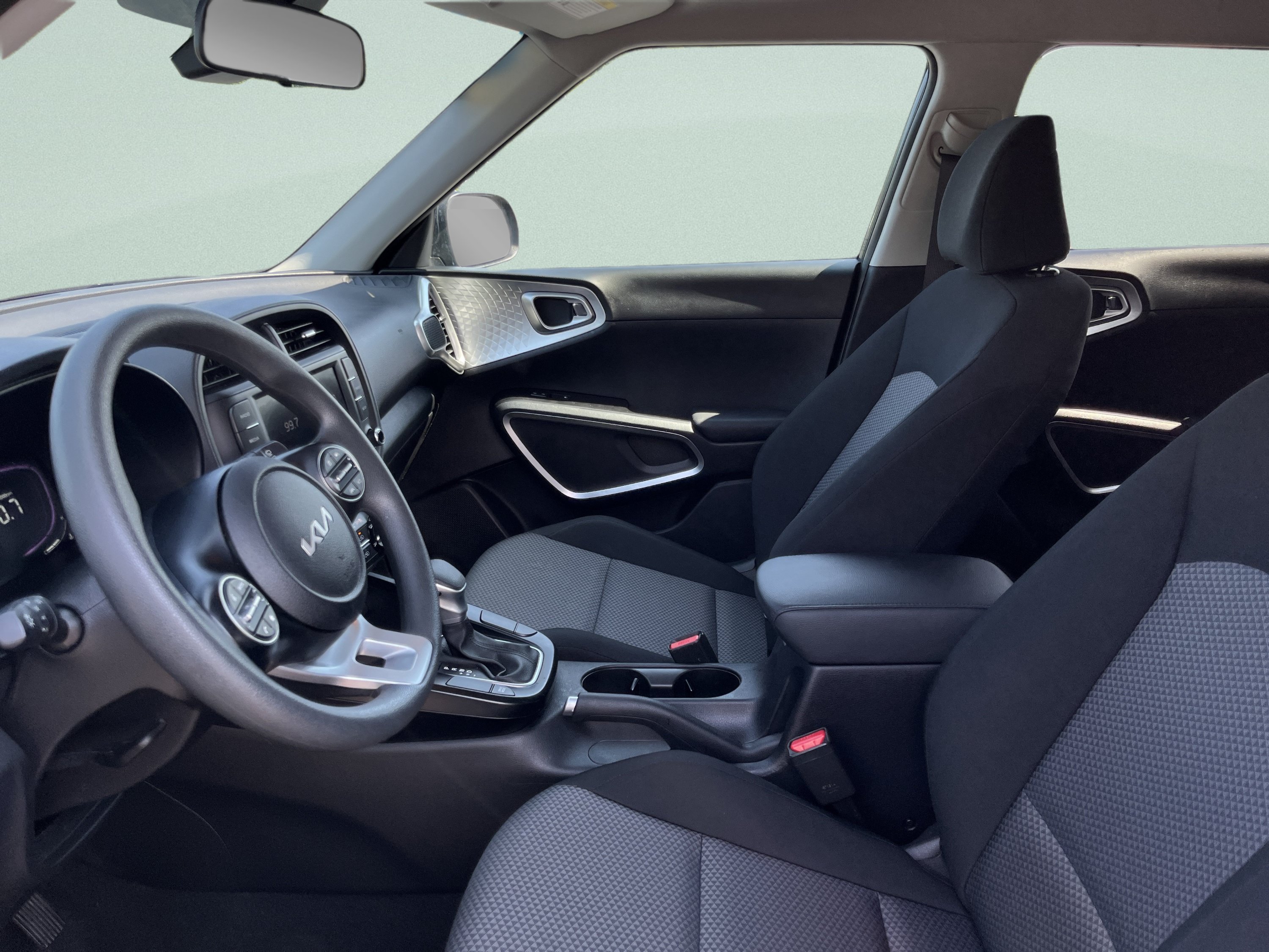 Used 2025 Kia Soul LX w/ LX Technology Package FWD image 14