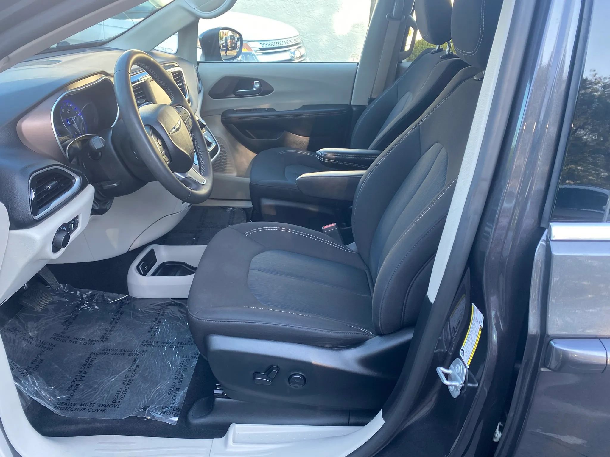 Used 2023 Chrysler Voyager LX image 2