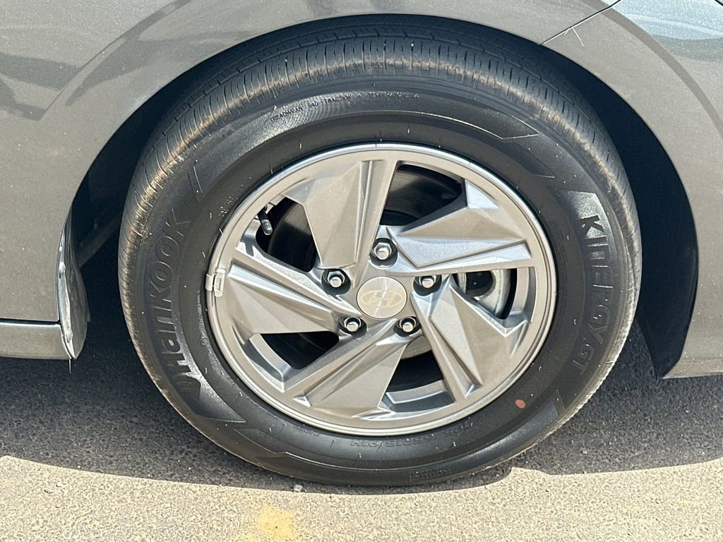 Used 2025 Hyundai Elantra SE FWD image 12