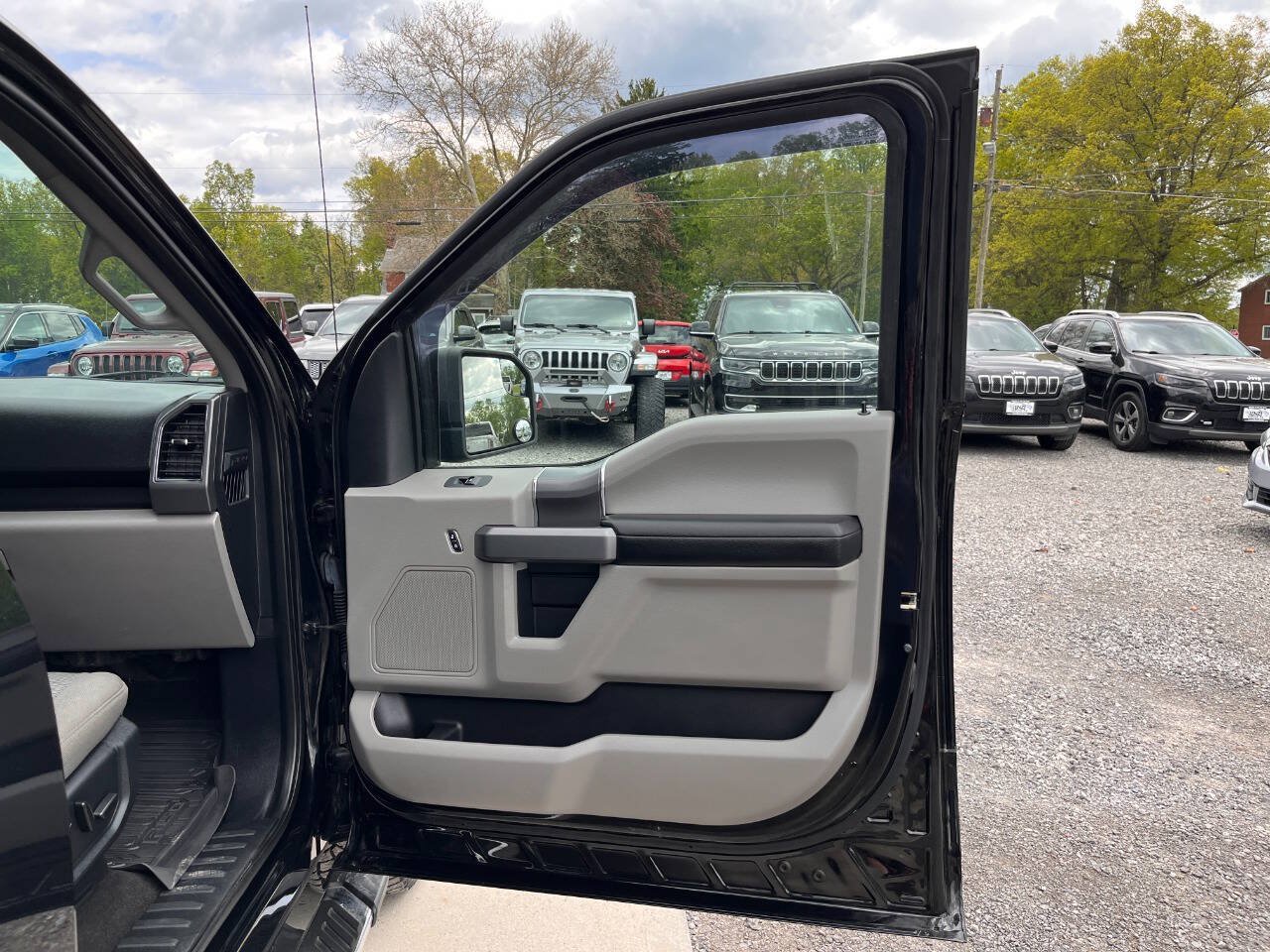 Used 2019 Ford F150 XLT w/ Equipment Group 302A Luxury AWD/4WD image 9