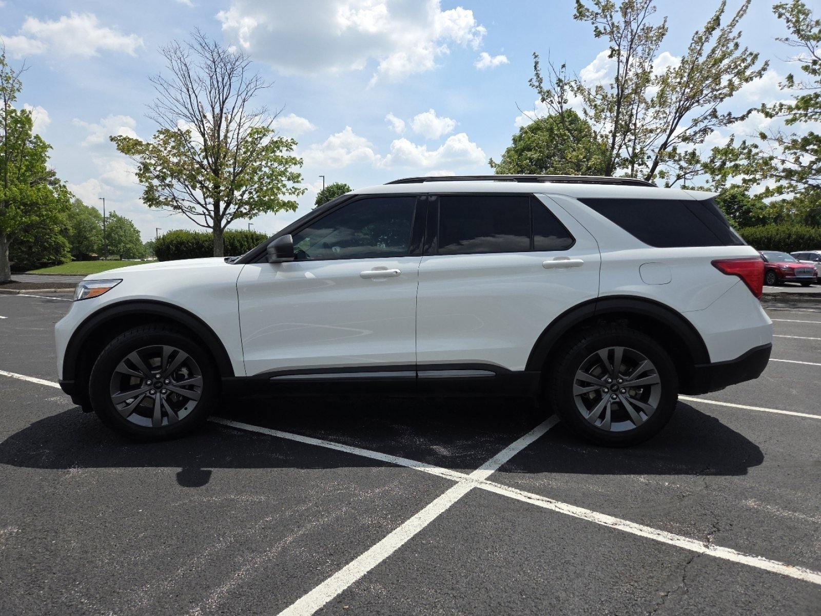 Used 2021 Ford Explorer XLT w/ Equipment Group 202A AWD/4WD image 21
