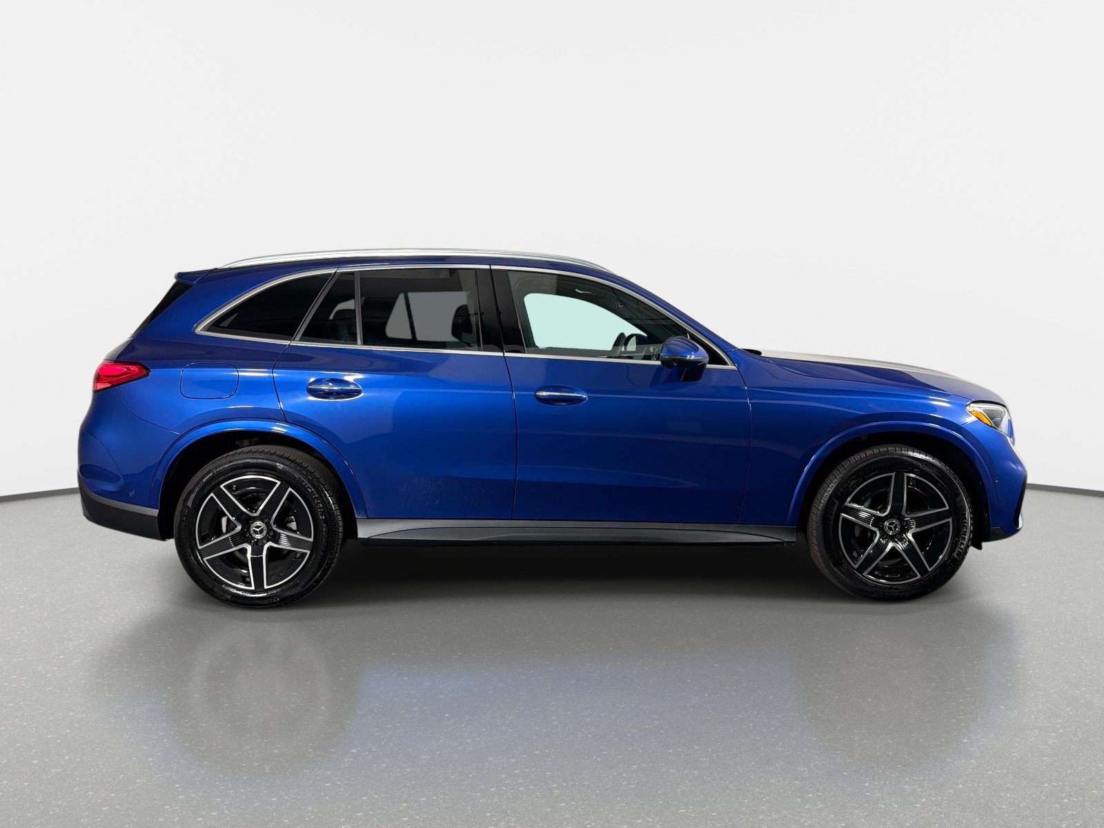 Used 2025 Mercedes-Benz GLC 300 4MATIC w/ AMG Line image 2