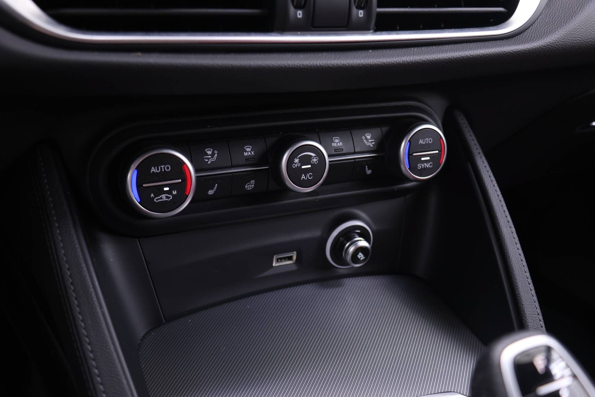 Certified 2024 Alfa Romeo Stelvio Veloce AWD/4WD image 9