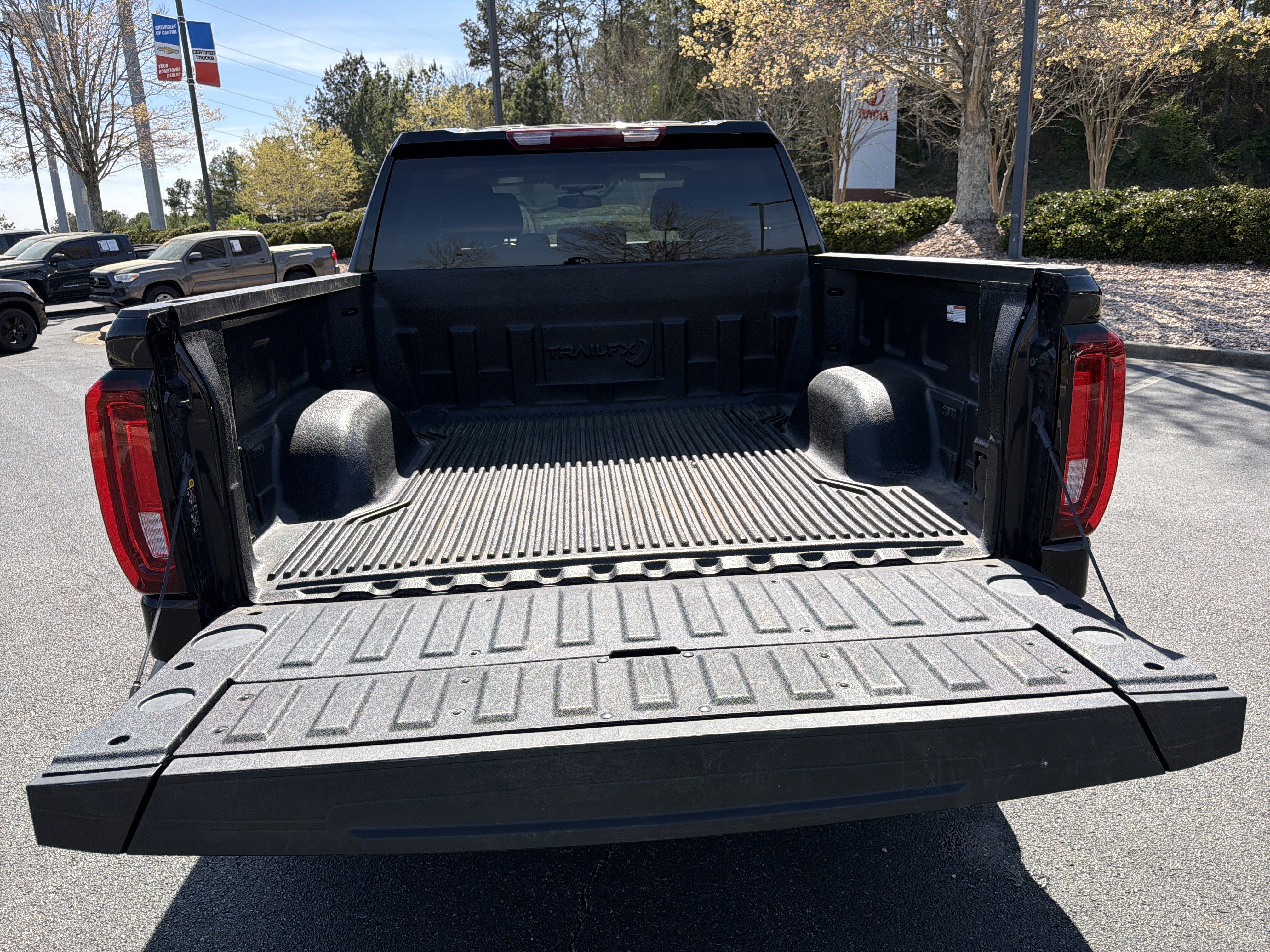 Used 2025 GMC Sierra 1500 SLT AWD/4WD image 18