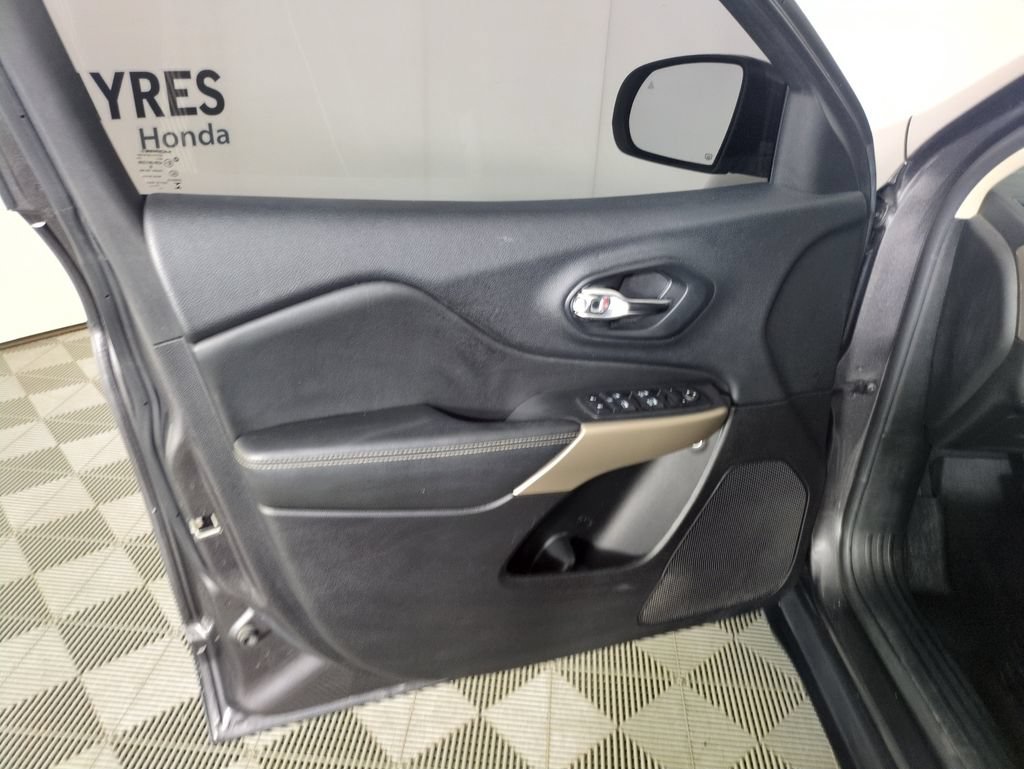 Used 2018 Jeep Cherokee Limited AWD/4WD image 12