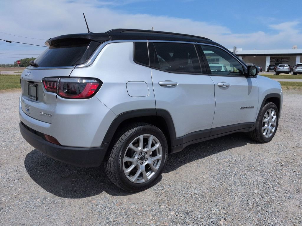 Used 2025 Jeep Compass Limited AWD/4WD image 3