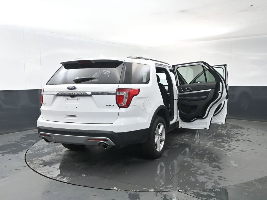 Used 2017 Ford Explorer XLT image 22