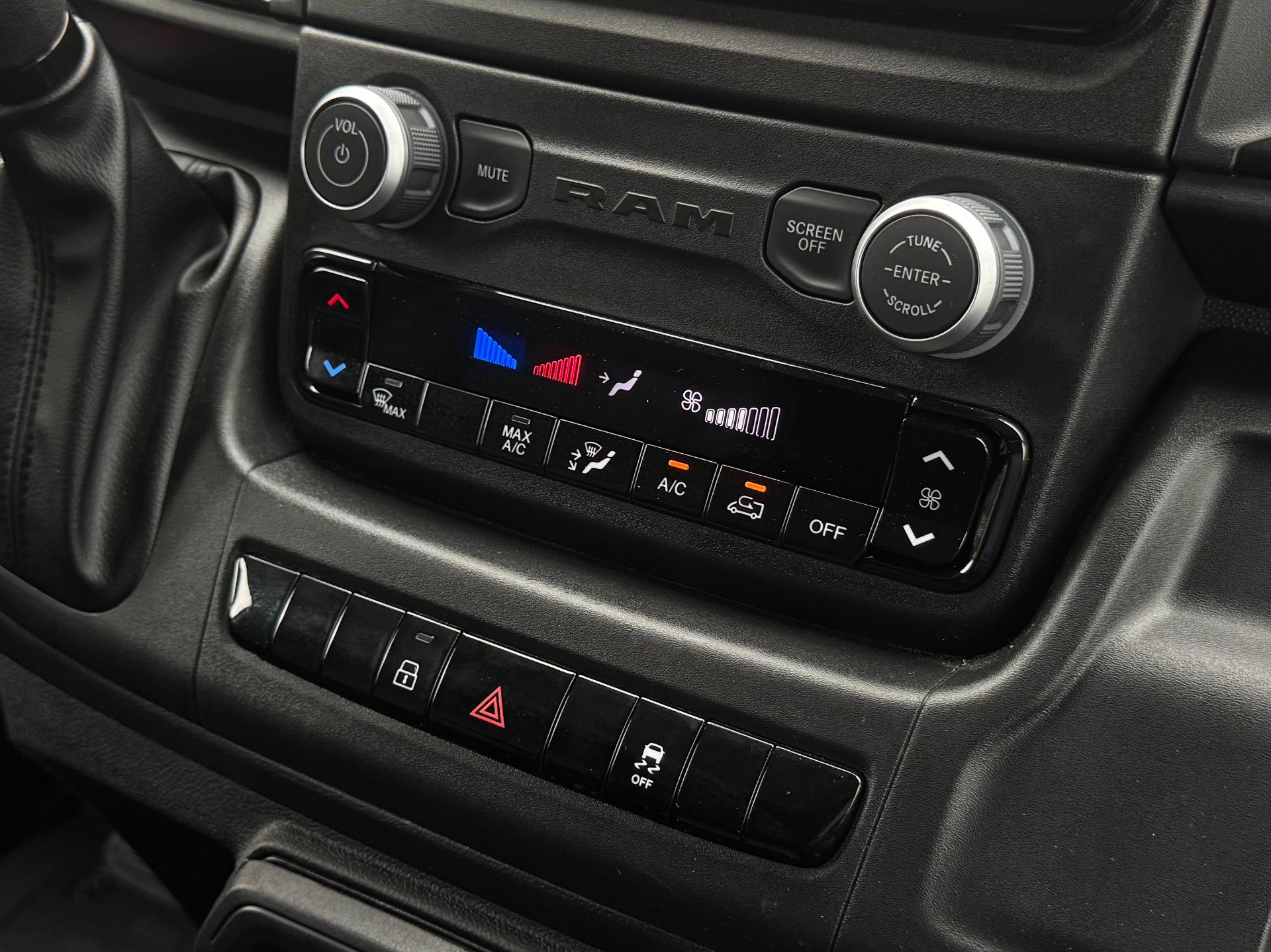 Used 2025 RAM ProMaster 2500 w/ Convenience Group image 24