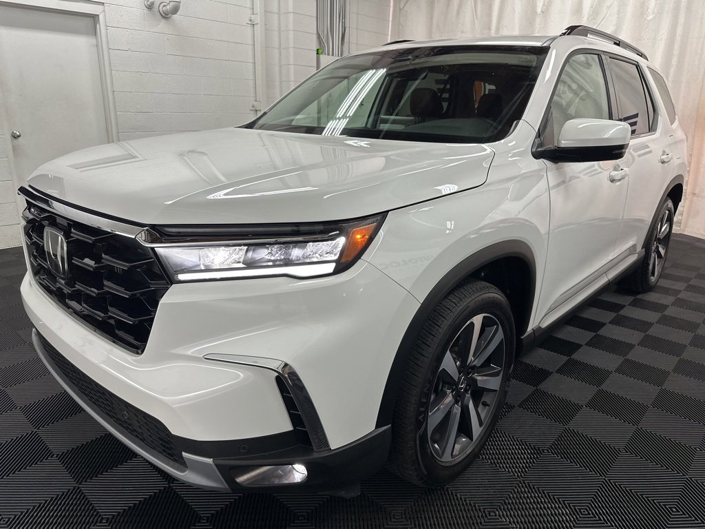 Used 2025 Honda Pilot Touring image 4