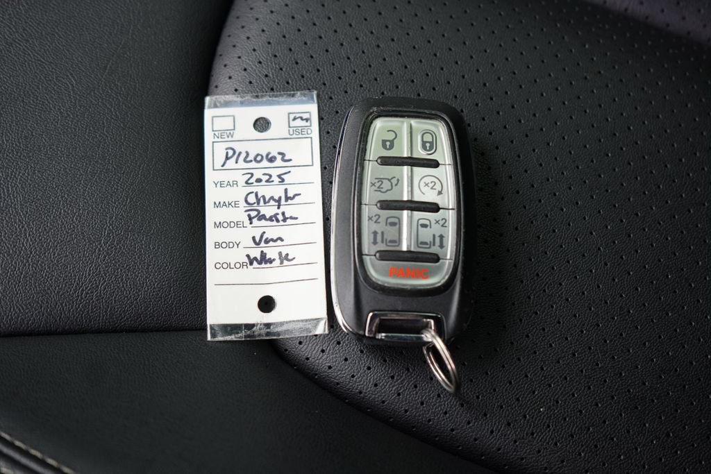 Used 2025 Chrysler Pacifica Select FWD image 33