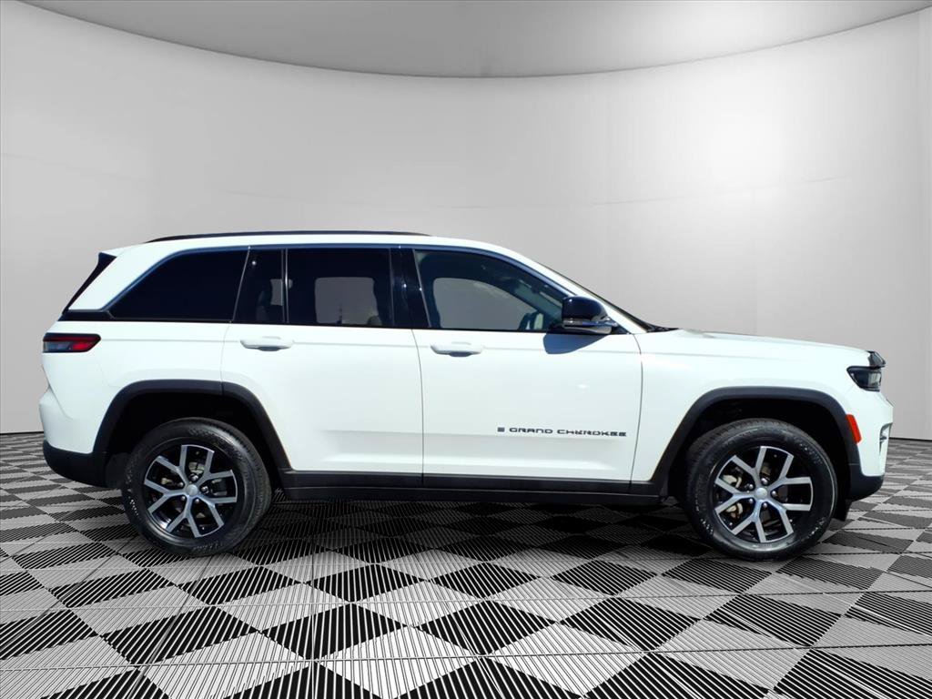 Used 2023 Jeep Grand Cherokee Limited AWD/4WD image 31
