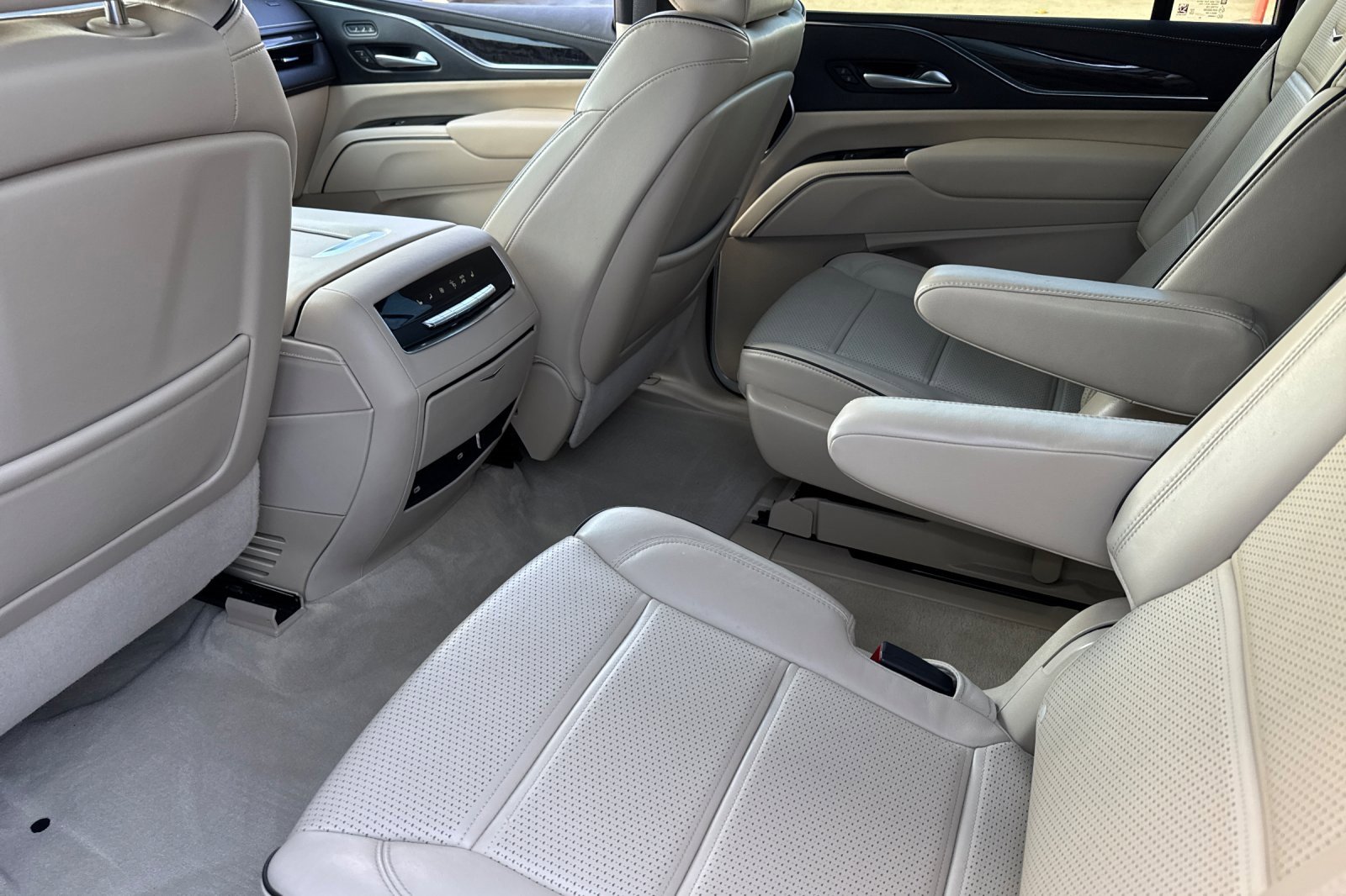 Used 2023 Cadillac Escalade ESV Premium Luxury image 13