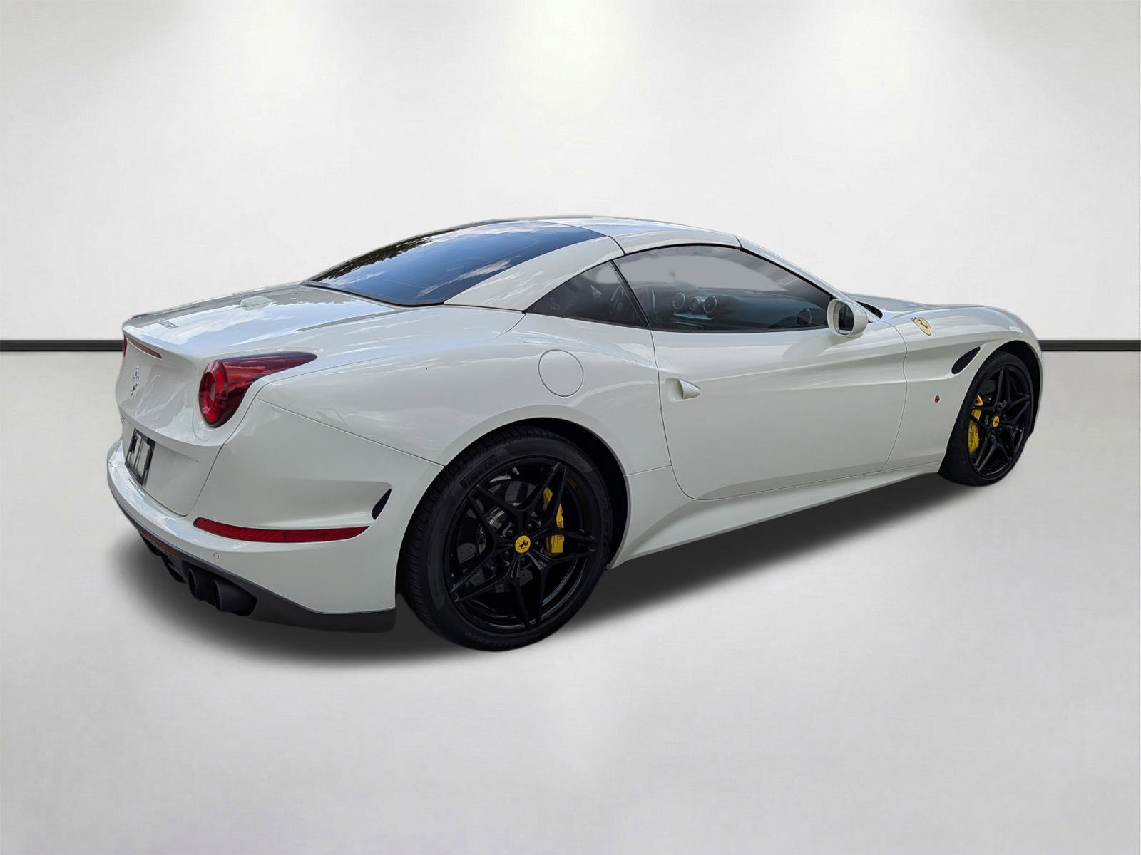 Used 2017 Ferrari California T image 4