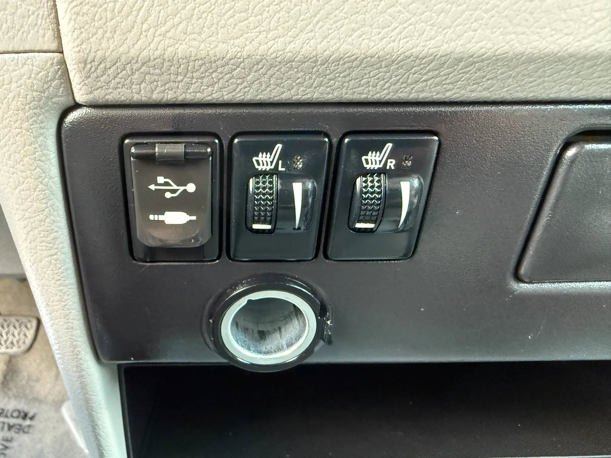 Used 2015 Toyota Sienna XLE image 40