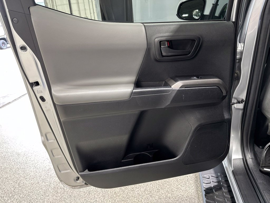 Used 2022 Toyota Tacoma SR5 AWD/4WD image 13