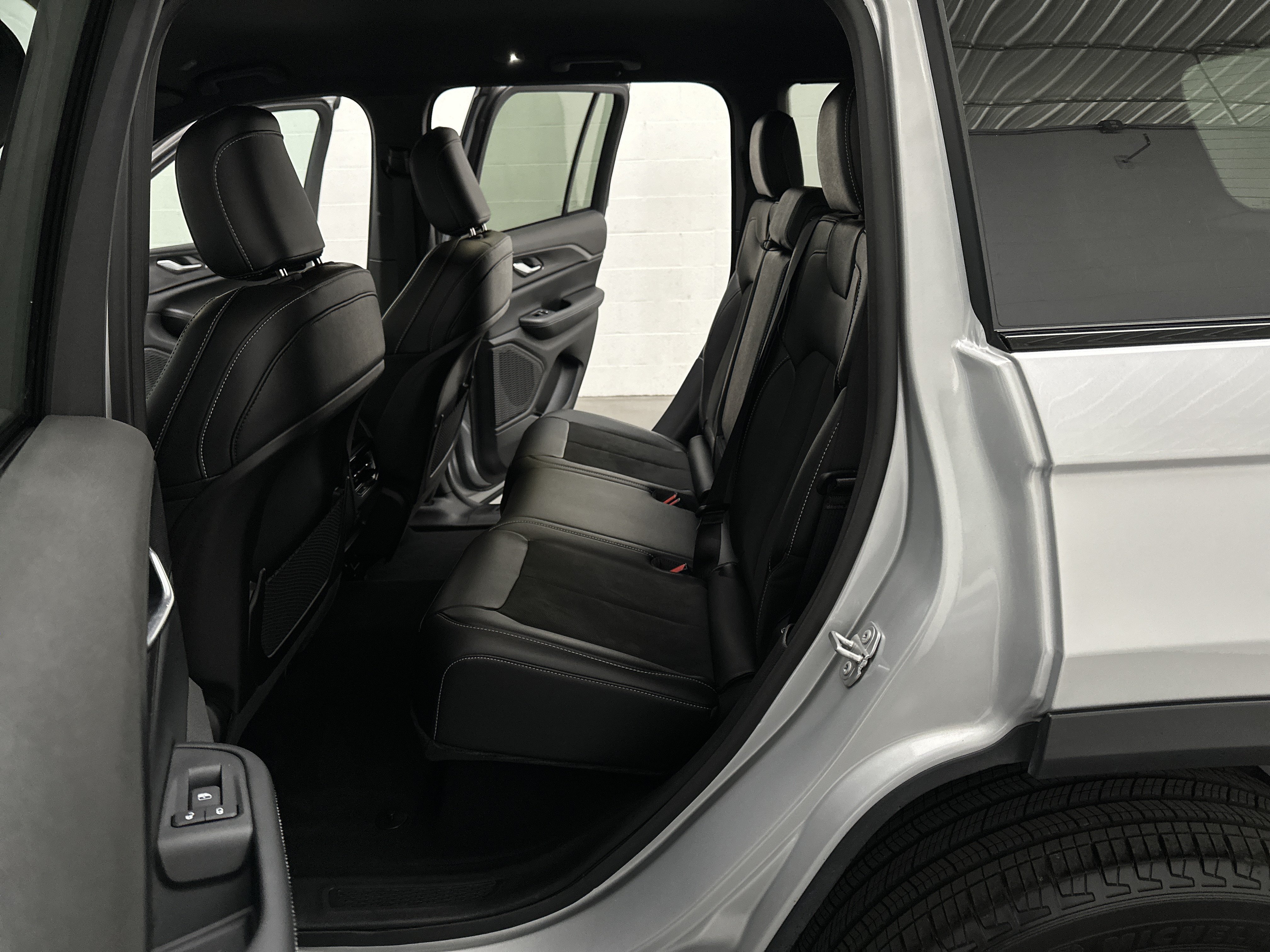 Used 2024 Jeep Grand Cherokee Altitude AWD/4WD image 22