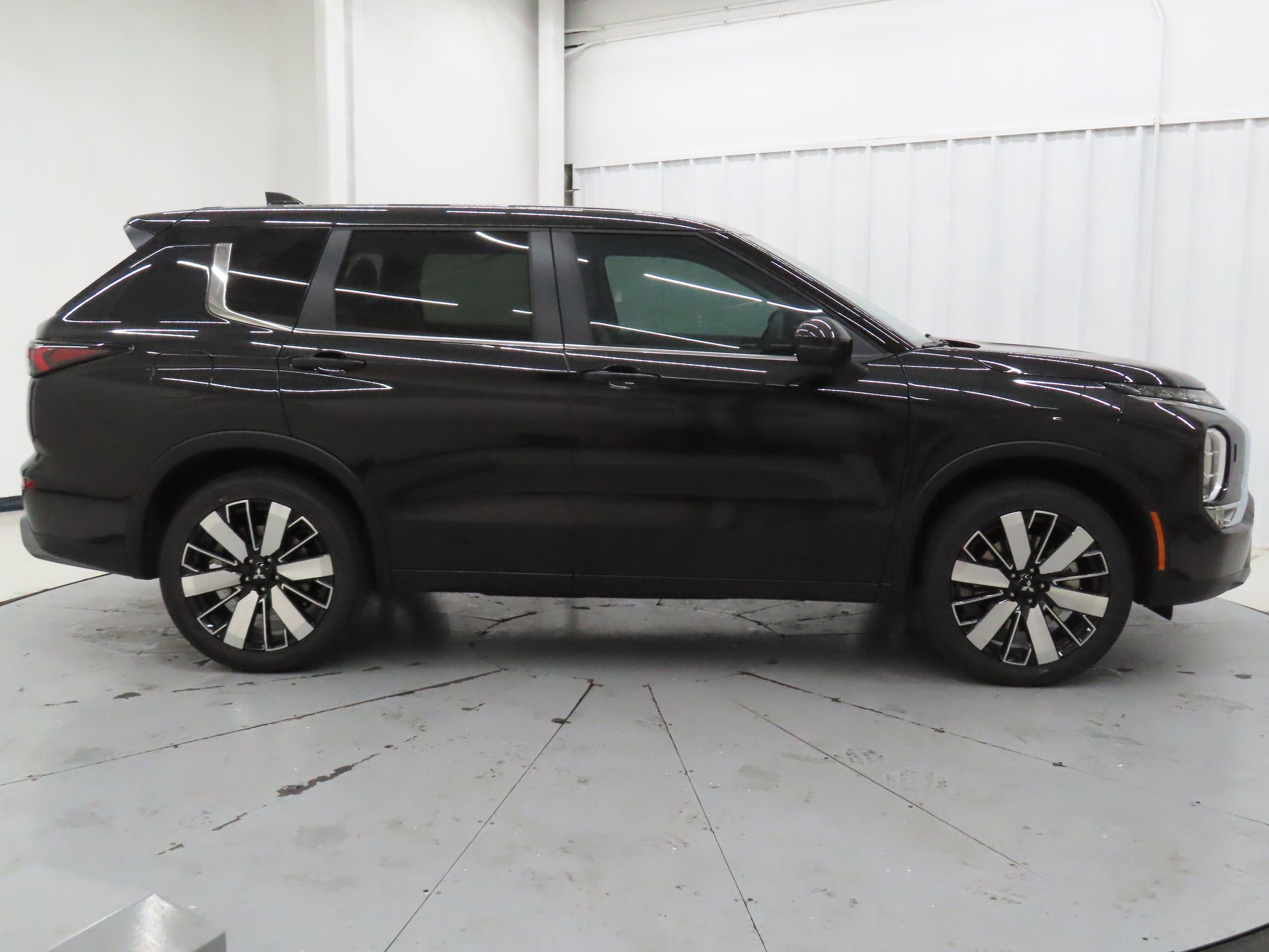 New 2026 Mitsubishi Outlander SE image 2