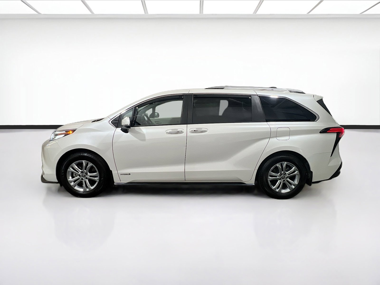Used 2021 Toyota Sienna Platinum AWD/4WD image 26