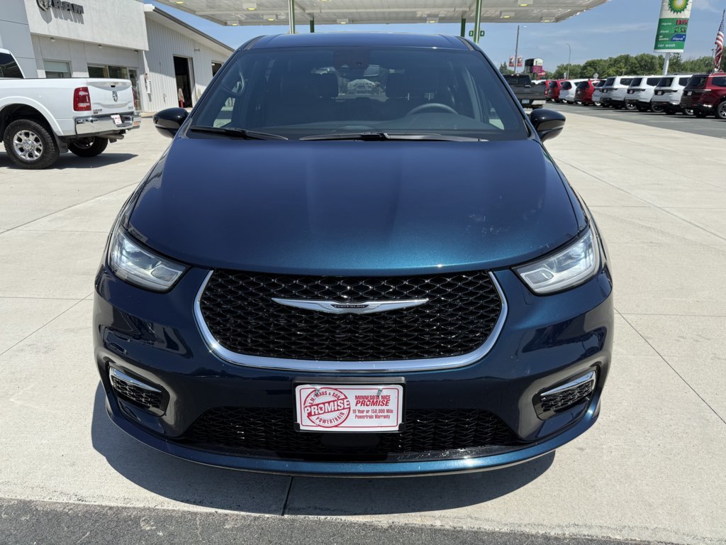 Used 2025 Chrysler Pacifica Select FWD image 3