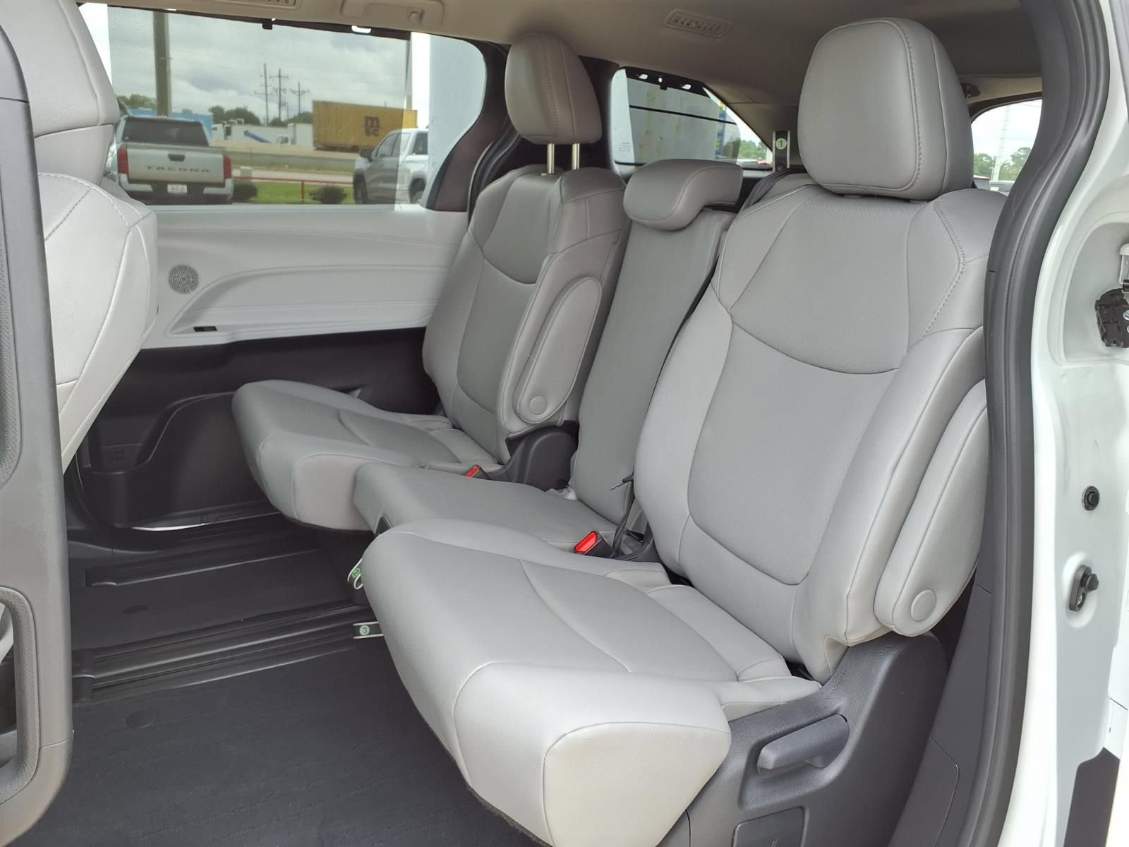Certified 2026 Toyota Sienna XLE FWD image 19