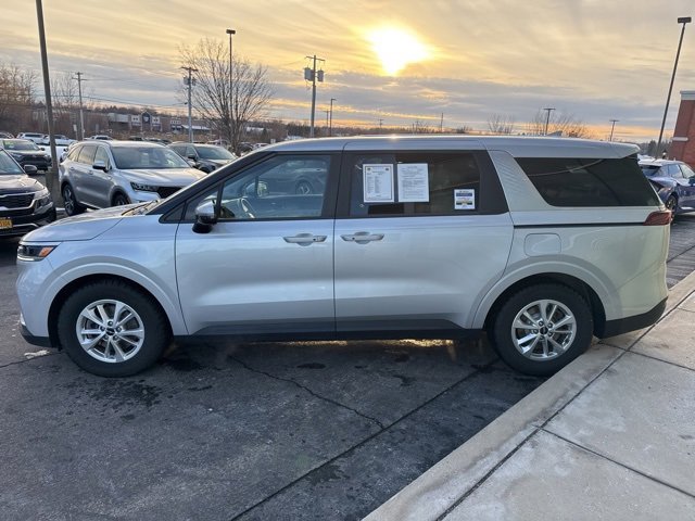 Certified 2023 Kia Carnival LX image 3