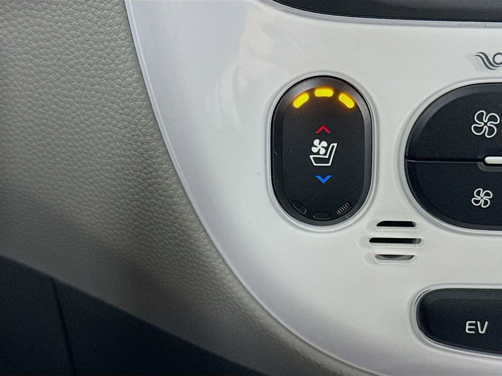 Used 2016 Kia Soul EV + w/ Sun & Fun Package image 26