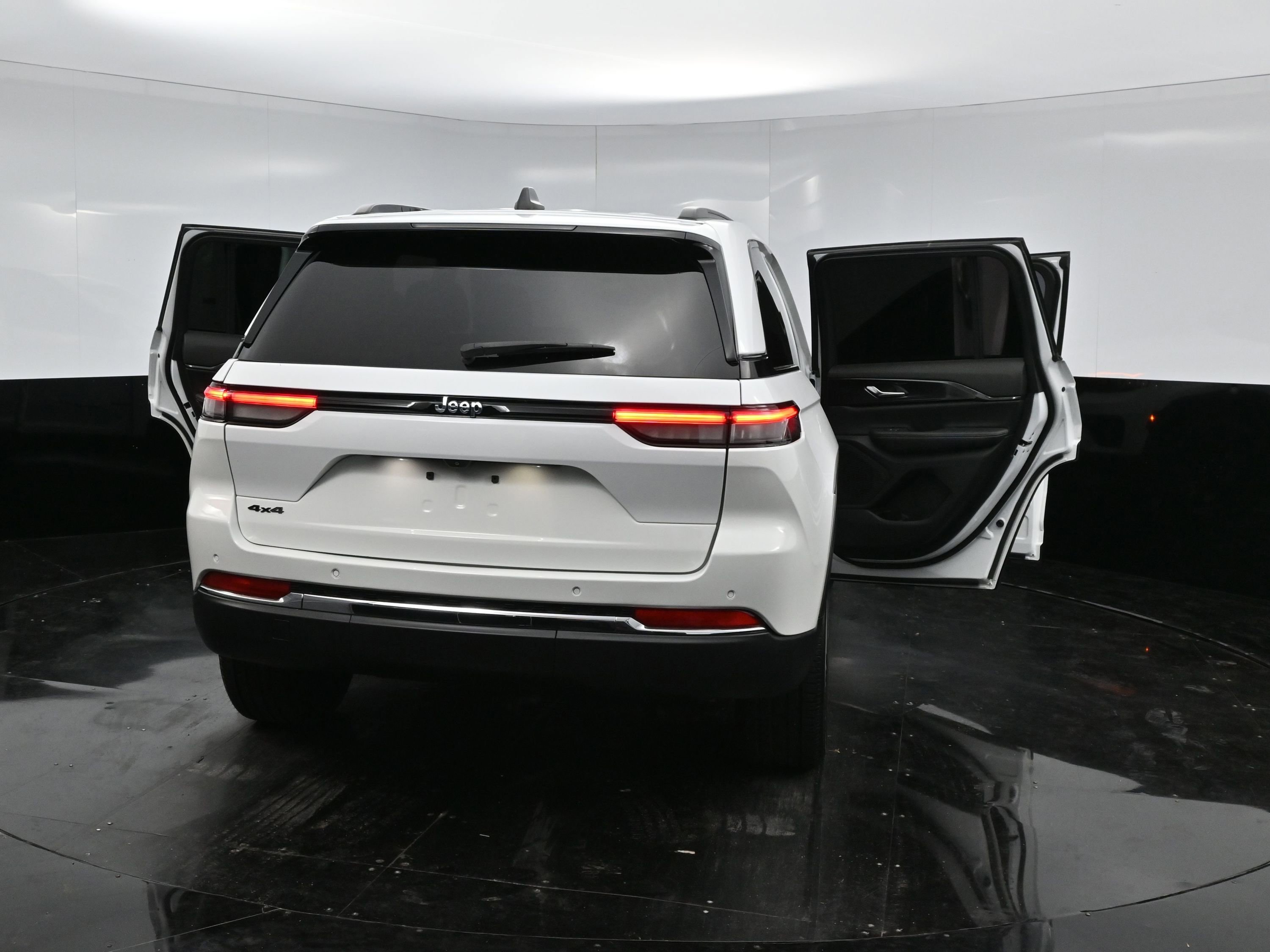 Used 2023 Jeep Grand Cherokee Altitude image 38