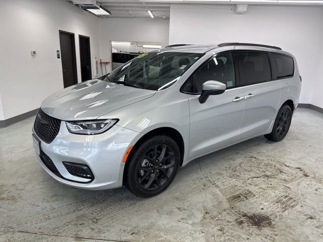 Used 2023 Chrysler Pacifica Touring-L w/ S Appearance Package video 4