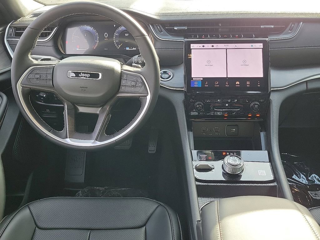 Used 2025 Jeep Grand Cherokee L Limited w/ Luxury Tech Group II image 4