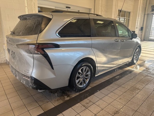 Used 2023 Toyota Sienna XLE image 4