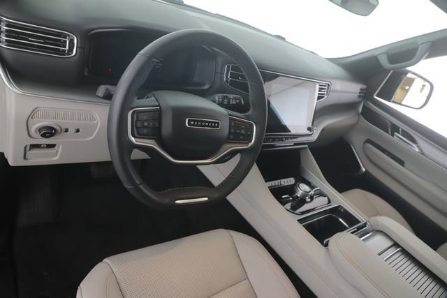 Used 2025 Jeep Wagoneer L Series III w/ Premium Group I image 18