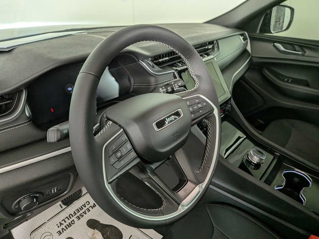 Certified 2025 Jeep Grand Cherokee Laredo X AWD/4WD image 20
