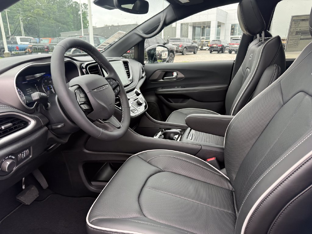New 2027 Chrysler Pacifica Limited FWD image 4