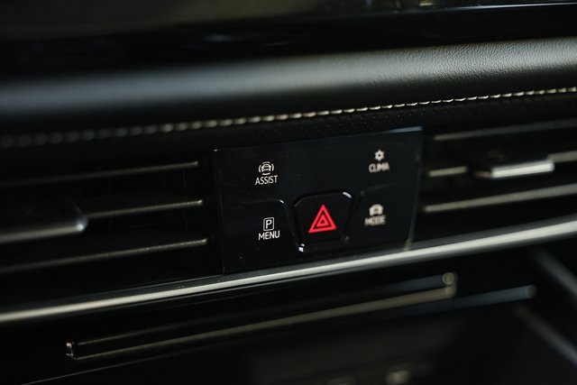 Used 2024 Volkswagen Atlas SEL Premium R-Line image 38