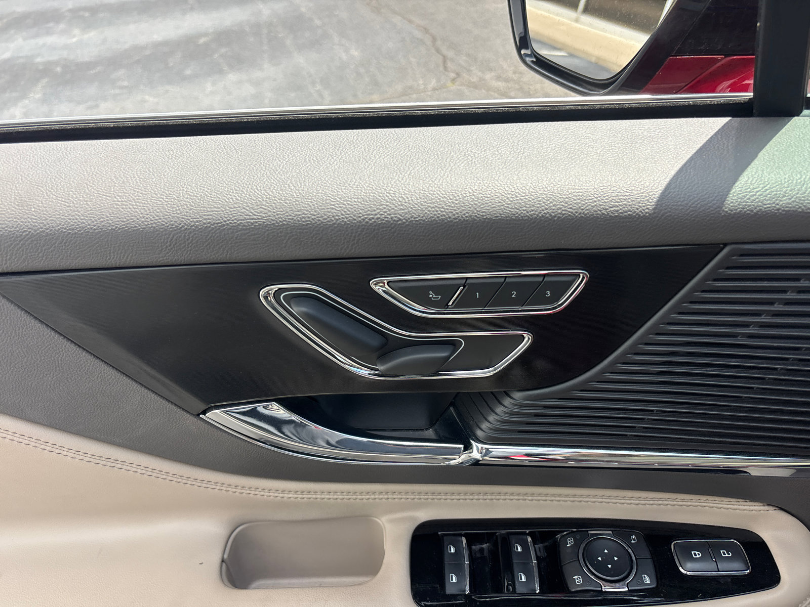 Used 2022 Lincoln Corsair AWD w/ Premium Package image 12