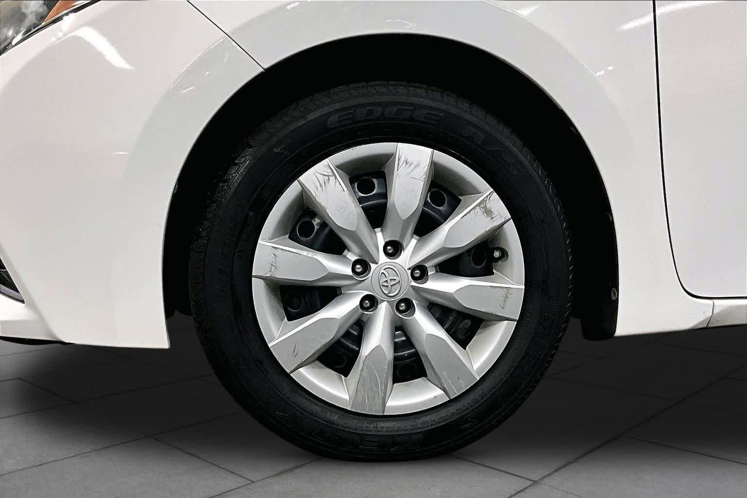 Used 2015 Toyota Corolla LE FWD image 11