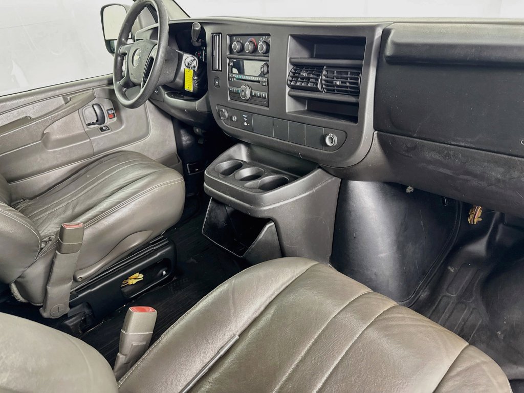 Used 2008 Chevrolet Express 3500 Extended Passenger RWD image 32