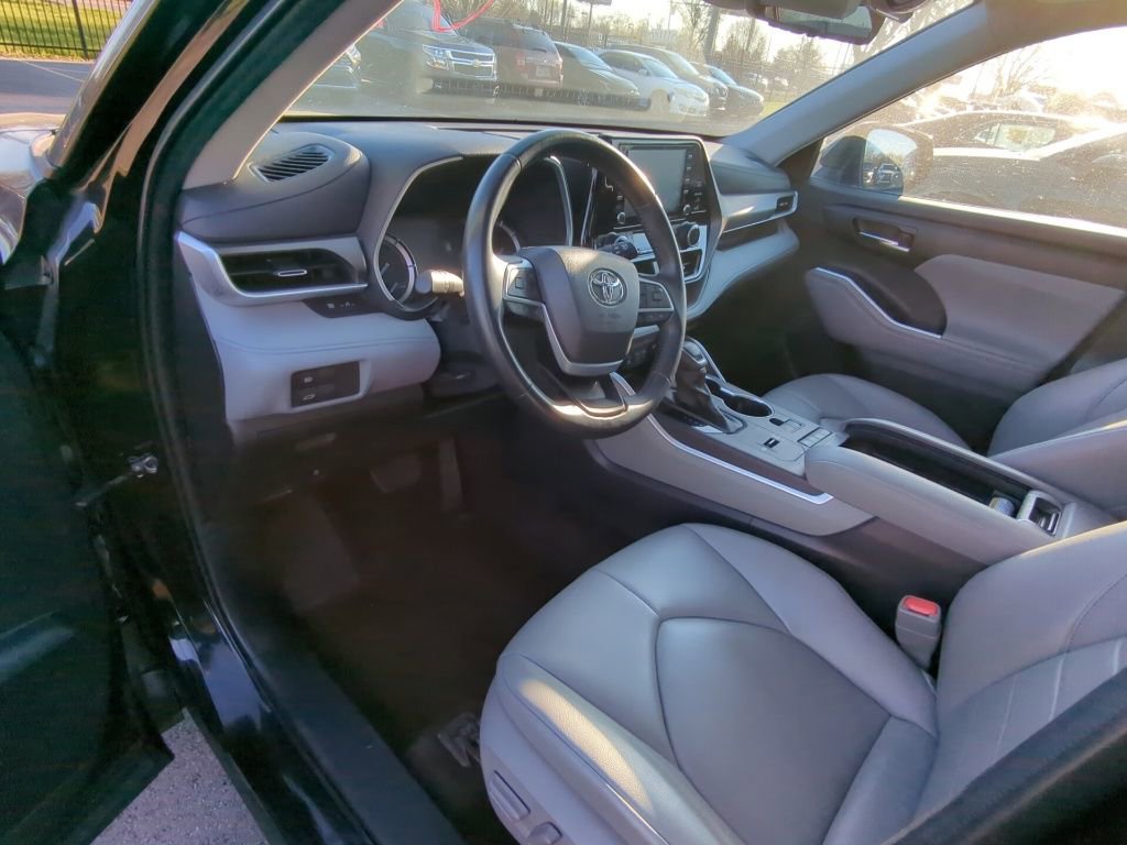 Used 2022 Toyota Highlander XLE image 7