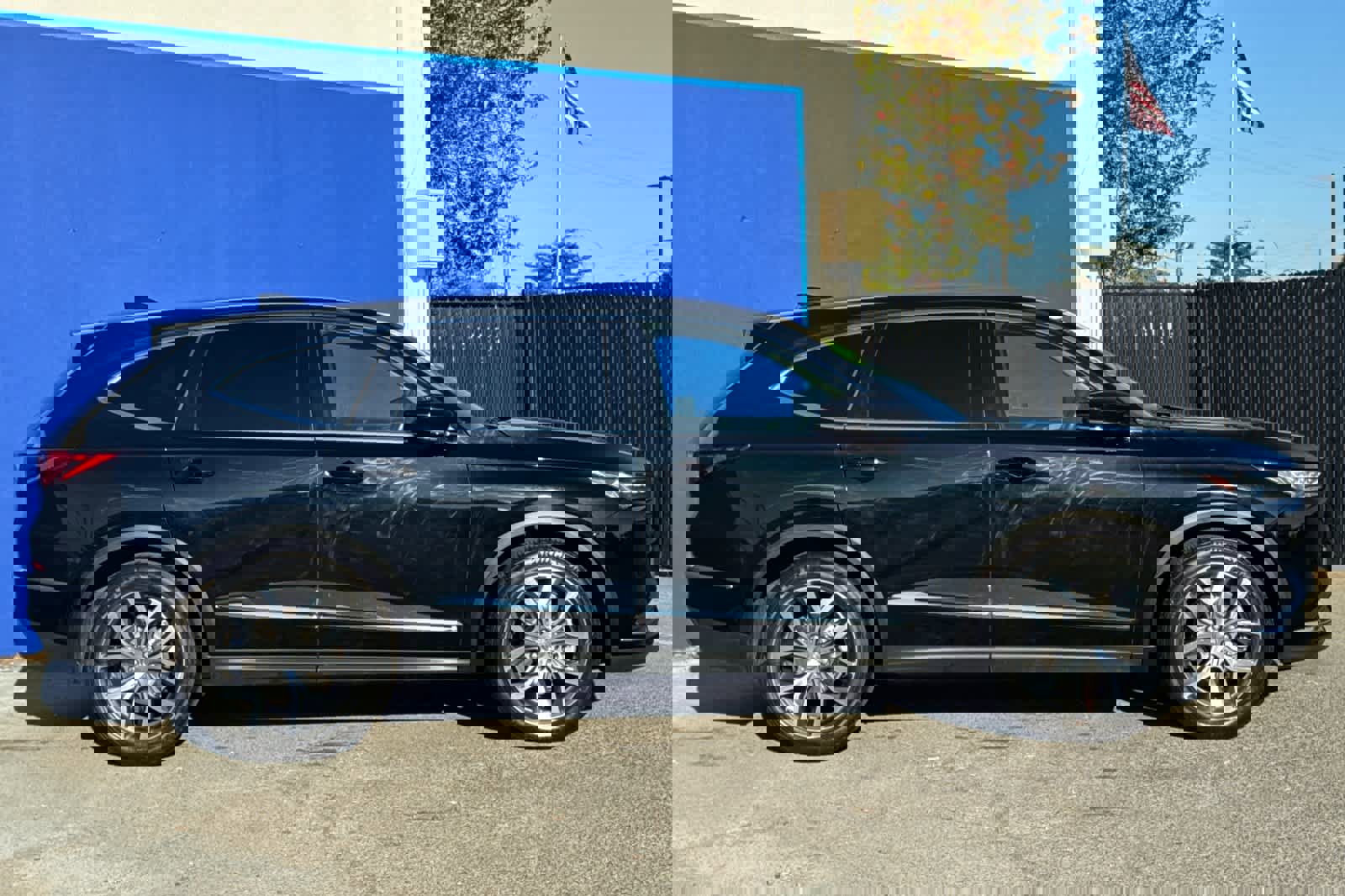 Used 2023 Acura MDX SH-AWD w/ Technology Package image 2