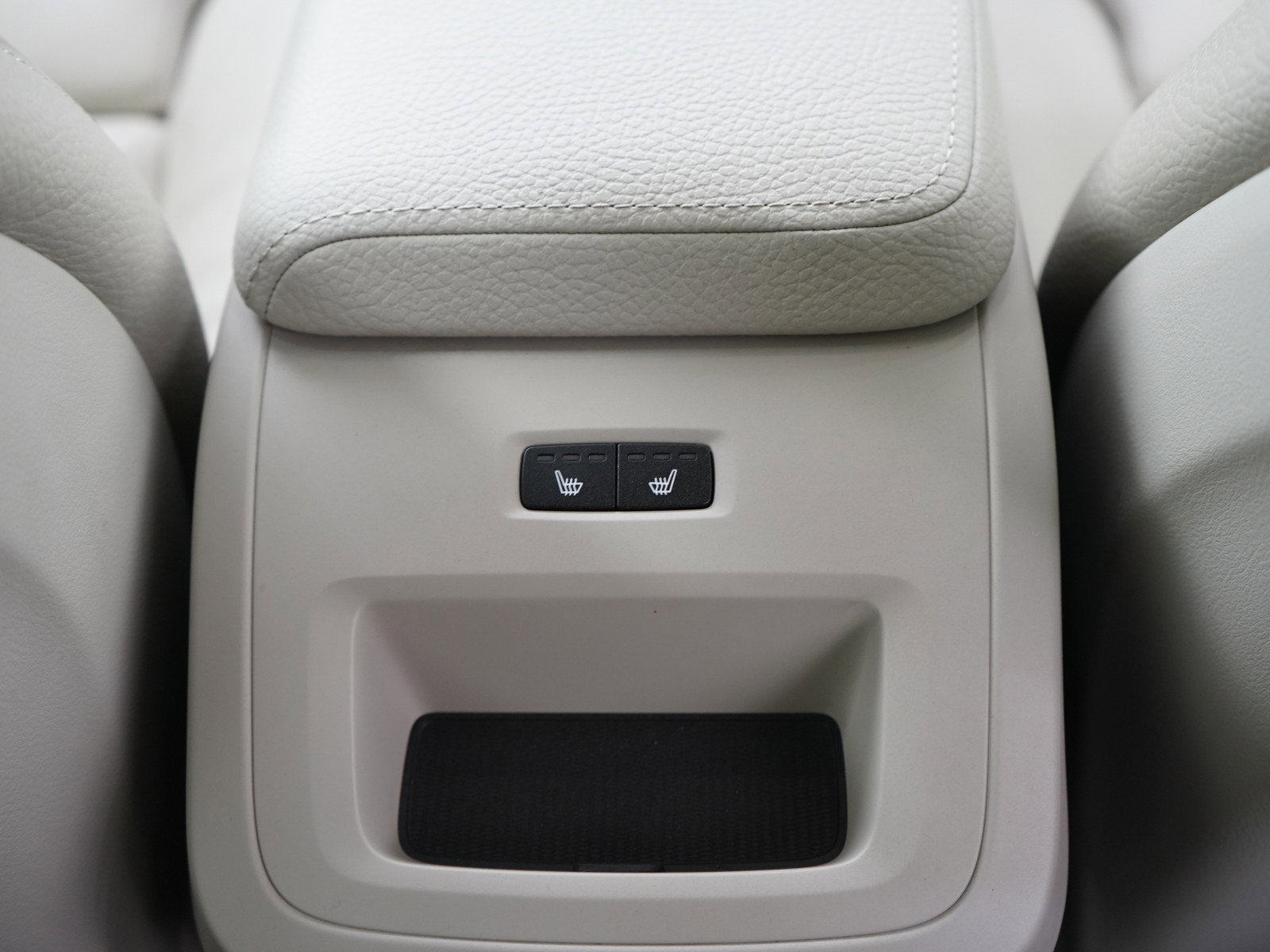 Used 2019 Volvo XC60 T6 Momentum w/ Multimedia Package image 16