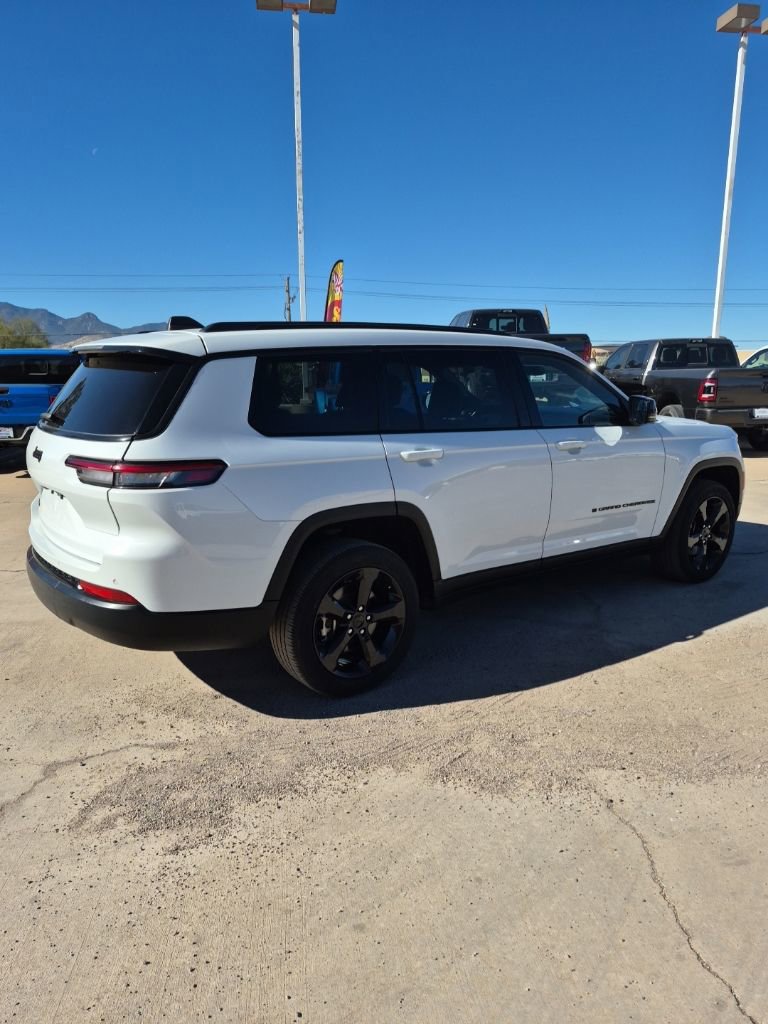 Used 2023 Jeep Grand Cherokee L Altitude AWD/4WD image 5