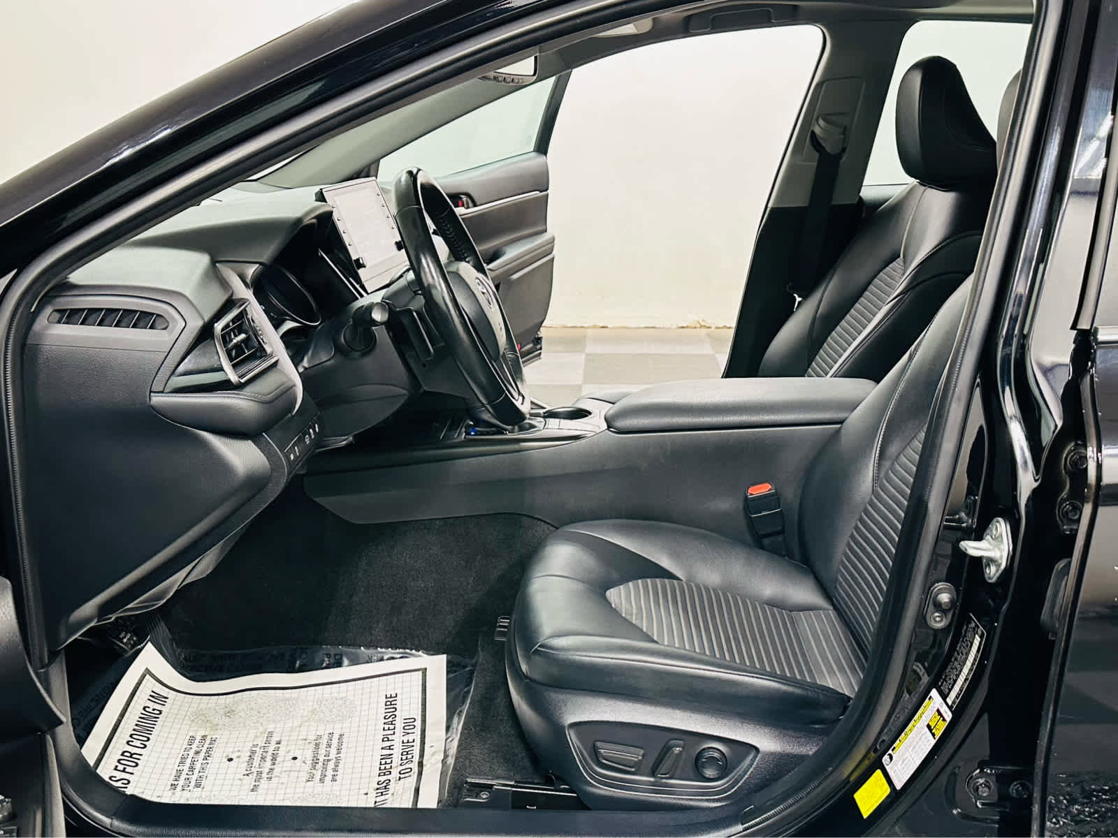 Used 2023 Toyota Camry SE image 7