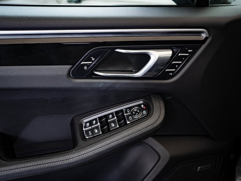 Certified 2018 Porsche Macan image 27