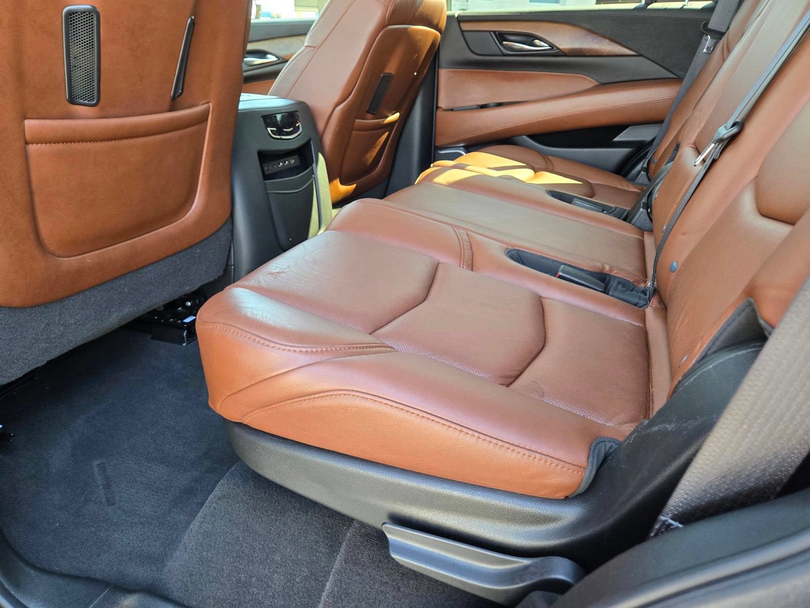 Used 2020 Cadillac Escalade Luxury w/ Escalade Sport Edition RWD image 16