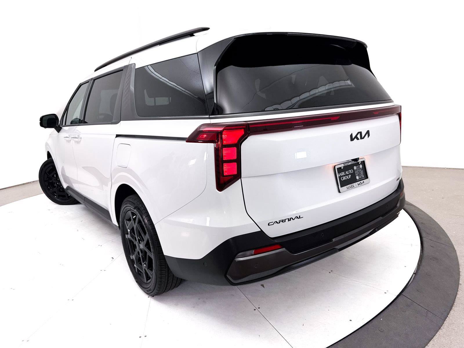 Certified 2025 Kia Carnival SX w/ SX Dark Edition Package FWD image 9
